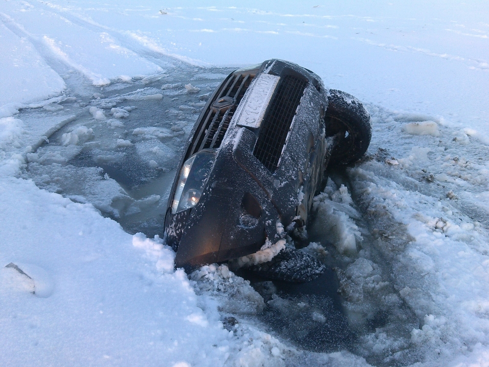 Машина на ладожском озере. Лед на Ладоге. Лед на Ладожском озере. Ладога зимой лед. Машина тонет.